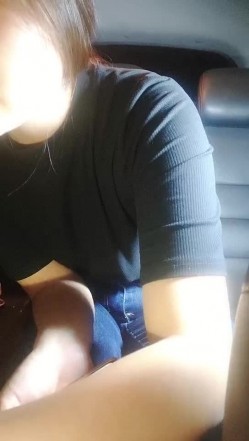 深夜的少妇勾搭小哥互动车震，主动抓着小哥的手揉捏自己的骚奶子，口交大鸡巴，在后排多体位爆草抽插好刺激 截图4