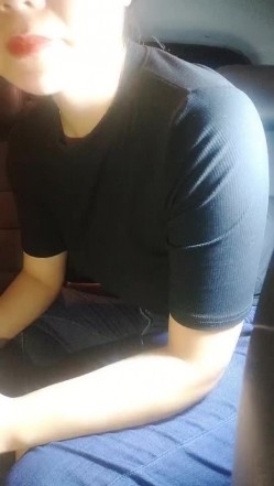 深夜的少妇勾搭小哥互动车震，主动抓着小哥的手揉捏自己的骚奶子，口交大鸡巴，在后排多体位爆草抽插好刺激 截图5