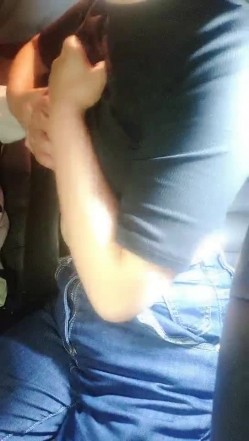 深夜的少妇勾搭小哥互动车震，主动抓着小哥的手揉捏自己的骚奶子，口交大鸡巴，在后排多体位爆草抽插好刺激 截图6