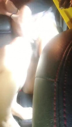 深夜的少妇勾搭小哥互动车震，主动抓着小哥的手揉捏自己的骚奶子，口交大鸡巴，在后排多体位爆草抽插好刺激 截图9