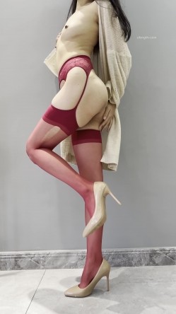 推特极品身材长腿露出娇淫妻【傲娇小仙女】最新私拍，洗澡户外露出一字马放尿销魂紫薇淫语挑逗 截图2