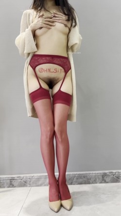 推特极品身材长腿露出娇淫妻【傲娇小仙女】最新私拍，洗澡户外露出一字马放尿销魂紫薇淫语挑逗 截图4