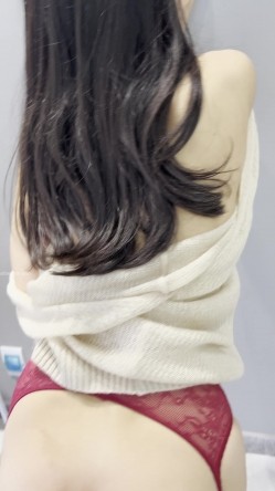 推特极品身材长腿露出娇淫妻【傲娇小仙女】最新私拍，洗澡户外露出一字马放尿销魂紫薇淫语挑逗 截图9