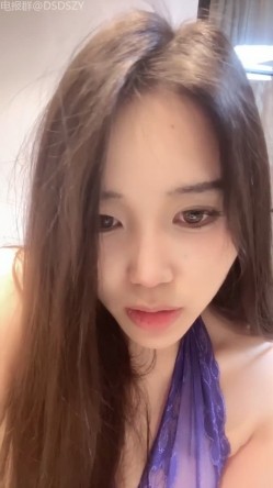 黄色战袍校花女神「甜奶汐」，让人梆硬的身材，一看就是个淫妇，白虎馒头逼，不干个几个小时满足不了！ 截图3