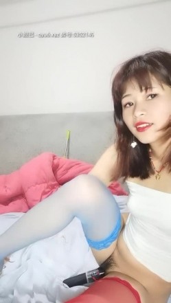 苗族丝袜小骚妹子逼里塞着跳弹给大哥口交大鸡巴，用大黑牛玩大哥的鸡巴主动上位抽插浪荡呻吟，让小哥爆草抽插 截图8