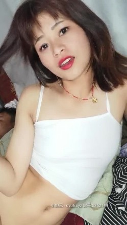 苗族丝袜小骚妹子逼里塞着跳弹给大哥口交大鸡巴，用大黑牛玩大哥的鸡巴主动上位抽插浪荡呻吟，让小哥爆草抽插 截图9