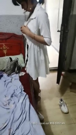 苗族丝袜小骚妹子逼里塞着跳弹给大哥口交大鸡巴，用大黑牛玩大哥的鸡巴主动上位抽插浪荡呻吟，让小哥爆草抽插 截图10