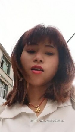 苗族丝袜小骚妹子逼里塞着跳弹给大哥口交大鸡巴，用大黑牛玩大哥的鸡巴主动上位抽插浪荡呻吟，让小哥爆草抽插 截图11