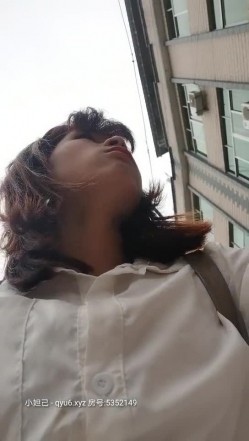 苗族丝袜小骚妹子逼里塞着跳弹给大哥口交大鸡巴，用大黑牛玩大哥的鸡巴主动上位抽插浪荡呻吟，让小哥爆草抽插 截图12