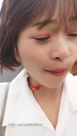 苗族丝袜小骚妹子逼里塞着跳弹给大哥口交大鸡巴，用大黑牛玩大哥的鸡巴主动上位抽插浪荡呻吟，让小哥爆草抽插 截图14