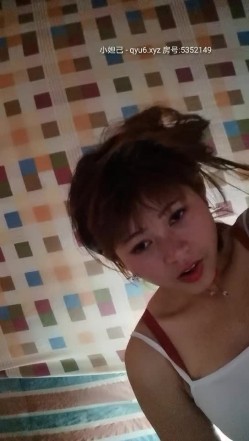 苗族丝袜小骚妹子逼里塞着跳弹给大哥口交大鸡巴，用大黑牛玩大哥的鸡巴主动上位抽插浪荡呻吟，让小哥爆草抽插 截图15
