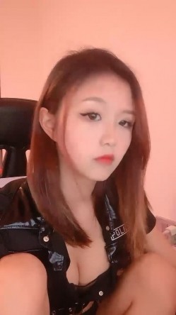 这小娘们真是骚，【黑色诱惑妹妹】，新女神下海!超级可爱~抠穴自慰~狂撸!，小腰扭得真带劲 截图3