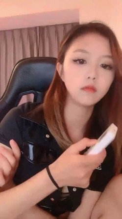 这小娘们真是骚，【黑色诱惑妹妹】，新女神下海!超级可爱~抠穴自慰~狂撸!，小腰扭得真带劲 截图13