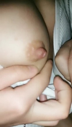 约个在校小姐姐玩车震，口交大鸡巴把她凹陷的乳头吸出来舔弄骚穴，无套后入抽插浪荡呻吟，射她小嘴里刺激 截图1