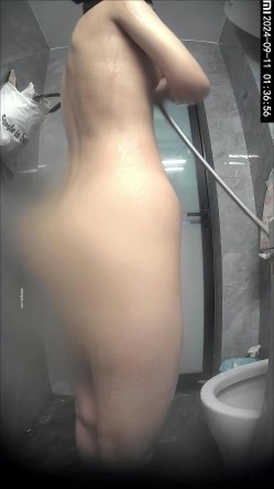 【合租房偷拍】安装摄像头偷拍表姐跟舍友洗澡 截图15