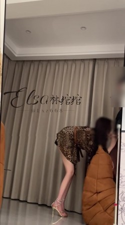 穷人女神富人母狗，超高颜值极品空姐【林绾绾】门槛1888福利，啪啪调教深喉毒龙脚踩骚穴，母狗属性拉满了 截图6