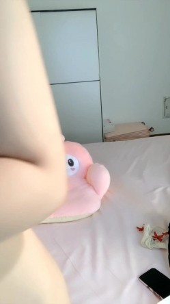 新来的大眼精灵极品小妹，双马尾无毛白虎小可爱精彩大秀直播，淫声荡语互动撩骚揉奶玩逼特写展示火辣艳舞秀 截图7