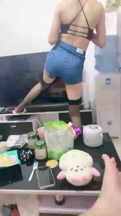 最美良家【可可】一边吃面一边露出诱惑~拔下吊带露出挺拔上围，短牛仔性感白内，咪咪抖几抖，哥哥鸡儿也颤抖！！ 截图1