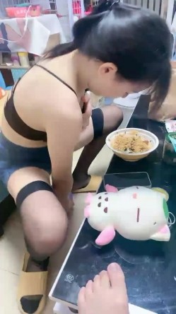 最美良家【可可】一边吃面一边露出诱惑~拔下吊带露出挺拔上围，短牛仔性感白内，咪咪抖几抖，哥哥鸡儿也颤抖！！ 截图9