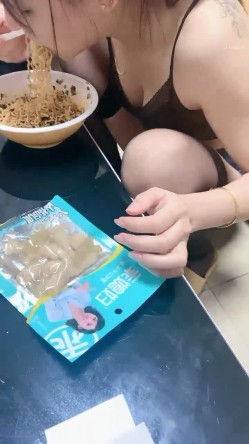 最美良家【可可】一边吃面一边露出诱惑~拔下吊带露出挺拔上围，短牛仔性感白内，咪咪抖几抖，哥哥鸡儿也颤抖！！ 截图11