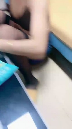 最美良家【可可】一边吃面一边露出诱惑~拔下吊带露出挺拔上围，短牛仔性感白内，咪咪抖几抖，哥哥鸡儿也颤抖！！ 截图14