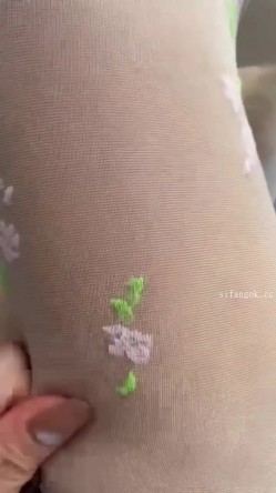 【抖音福利】丝袜熟女【美里登】道具自慰丝足诱惑 截图7
