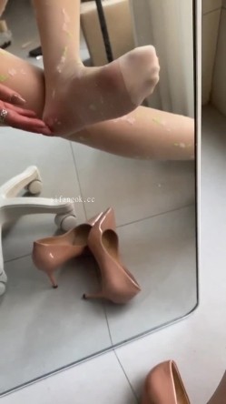 【抖音福利】丝袜熟女【美里登】道具自慰丝足诱惑 截图15