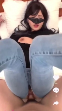 神似某明星高颜值美女被无套啪啪 开档牛仔裤 可口上衣 大奶子 美鲍鱼 冲击视角 截图2