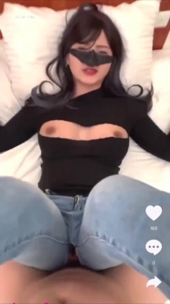 神似某明星高颜值美女被无套啪啪 开档牛仔裤 可口上衣 大奶子 美鲍鱼 冲击视角 截图4