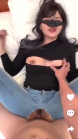 神似某明星高颜值美女被无套啪啪 开档牛仔裤 可口上衣 大奶子 美鲍鱼 冲击视角 截图15