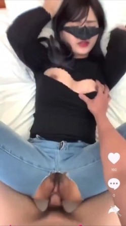 神似某明星高颜值美女被无套啪啪 开档牛仔裤 可口上衣 大奶子 美鲍鱼 冲击视角 截图16