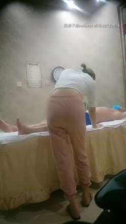 老师按摩洗浴会所找小姐先找了个女技师按摩在换个妹子在沙发干到按摩床 截图5