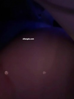 线上女神线下母狗，抖音反差网红【小张不在家】私拍福利，脸穴同框自慰，与富二代性爱 截图12