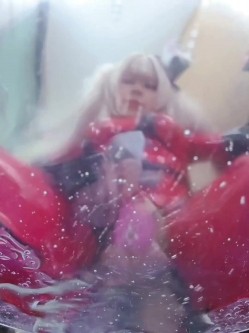 岛国极品胶衣COS男娘『Veritablezx22』自慰喝尿被调教爆菊超精彩 截图13