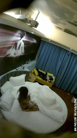 《绝版360补漏秘泄密》真实记录关系复杂男女开房滚床单~精彩不断~大哥吃饱喝足床上在吃鲍鱼69式激情无限 截图5