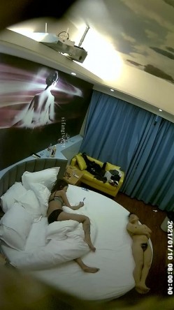 《绝版360补漏秘泄密》真实记录关系复杂男女开房滚床单~精彩不断~大哥吃饱喝足床上在吃鲍鱼69式激情无限 截图7
