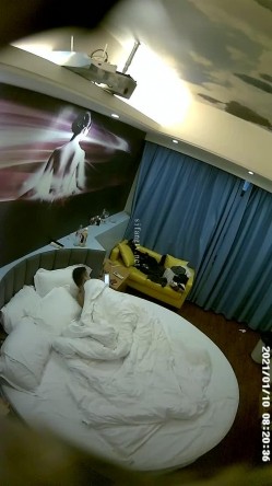 《绝版360补漏秘泄密》真实记录关系复杂男女开房滚床单~精彩不断~大哥吃饱喝足床上在吃鲍鱼69式激情无限 截图11