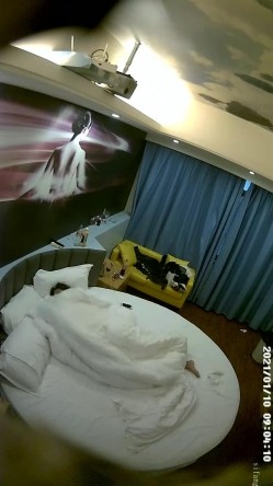 《绝版360补漏秘泄密》真实记录关系复杂男女开房滚床单~精彩不断~大哥吃饱喝足床上在吃鲍鱼69式激情无限 截图12