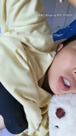孕妇的逼逼痒系列，小少妇一个人在家寂寞的很，骚逼没毛很性感自己一个人玩跳弹自慰，揉捏骚奶子好久没草了 截图1