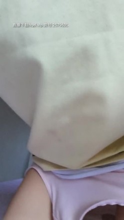 孕妇的逼逼痒系列，小少妇一个人在家寂寞的很，骚逼没毛很性感自己一个人玩跳弹自慰，揉捏骚奶子好久没草了 截图2