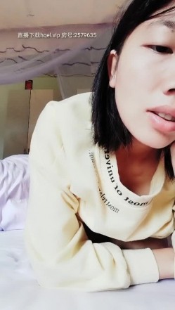 孕妇的逼逼痒系列，小少妇一个人在家寂寞的很，骚逼没毛很性感自己一个人玩跳弹自慰，揉捏骚奶子好久没草了 截图4