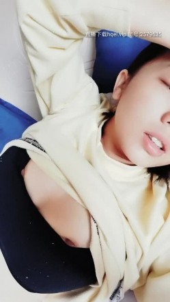 孕妇的逼逼痒系列，小少妇一个人在家寂寞的很，骚逼没毛很性感自己一个人玩跳弹自慰，揉捏骚奶子好久没草了 截图5