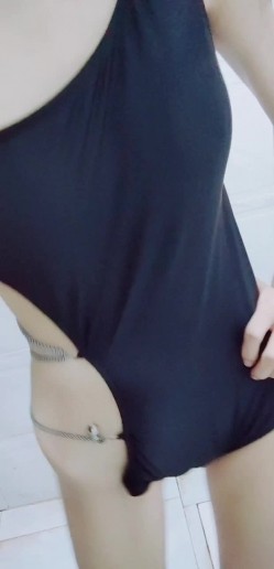 出道即巅峰新人露脸推特顶B王，人瘦奶大小魔女【蒂米】定制私拍，裸舞顶胯，道具紫薇无套啪啪内射 截图1