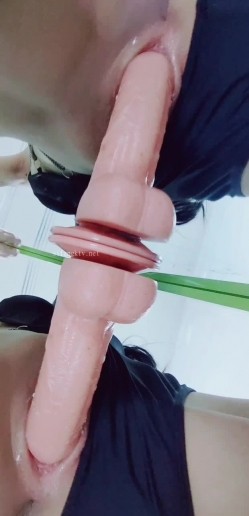出道即巅峰新人露脸推特顶B王，人瘦奶大小魔女【蒂米】定制私拍，裸舞顶胯，道具紫薇无套啪啪内射 截图14