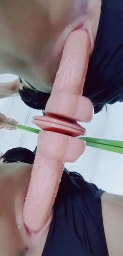 出道即巅峰新人露脸推特顶B王，人瘦奶大小魔女【蒂米】定制私拍，裸舞顶胯，道具紫薇无套啪啪内射 截图15
