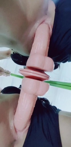 出道即巅峰新人露脸推特顶B王，人瘦奶大小魔女【蒂米】定制私拍，裸舞顶胯，道具紫薇无套啪啪内射 截图16