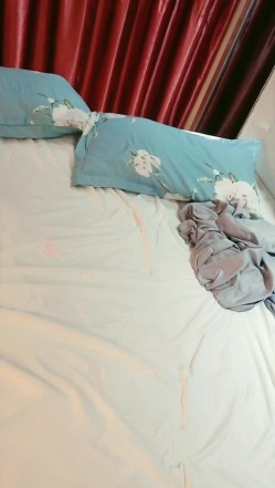 没有几根毛的小少妇全程露脸来大姨妈到了也不被放过，口交大鸡巴让小哥压在身下抽插，慢慢的鲜血染红了鸡巴 截图4