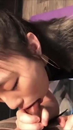 马尾辫小美妞，一流货色口活果然绝佳，吞进吞出套弄得十分舒服，胸型够劲饱满，奶白的皮肤 真是天配！ 截图1