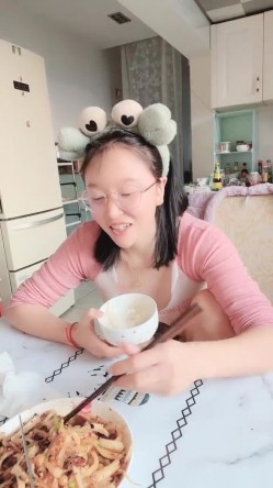 重庆市，九龙坡区，老师，晒过《教师资格证》【确实有点骚】疫情在家，阳台啪啪，做家务吃饭，淫乱一整天！ 截图2