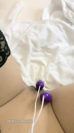 人间水蜜桃高颜值妖艳妹子道具自慰，特写跳蛋塞入微毛粉穴菊花拉扯，大黑牛震动高潮出水 截图1